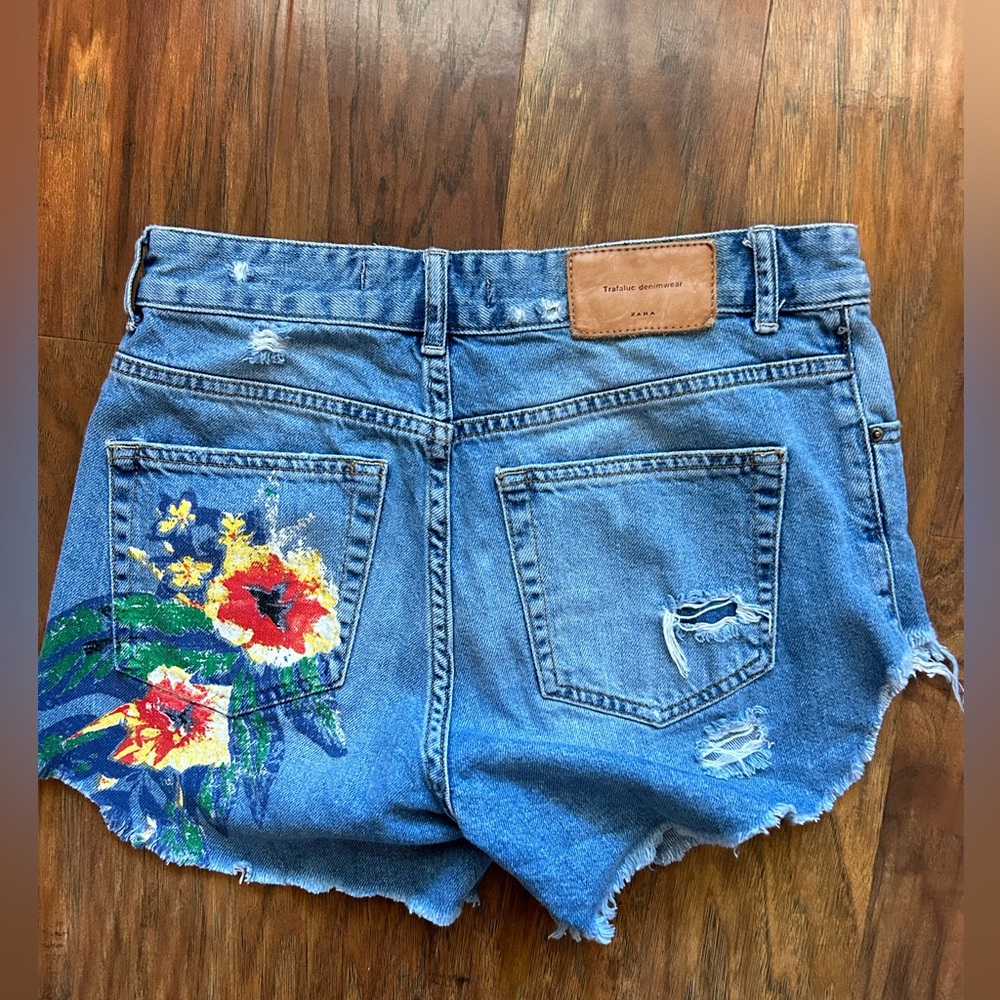 ZARA TRAFALUC DENIMWEAR FRAYED JEAN SHORTS U.S size 2